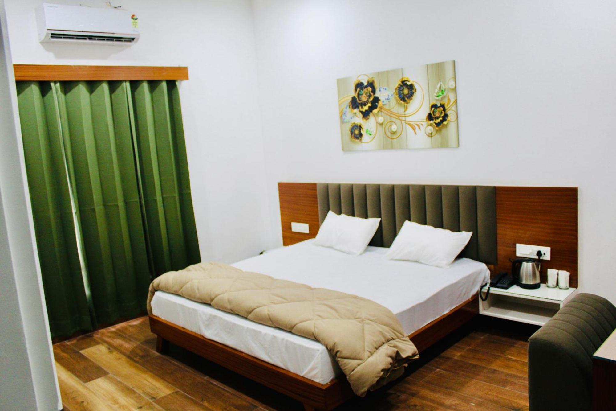 The Loya Hotel Muktsar Buitenkant foto